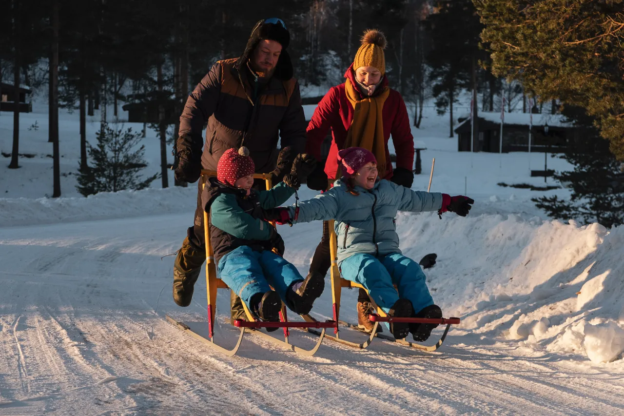 Familie vinter spark